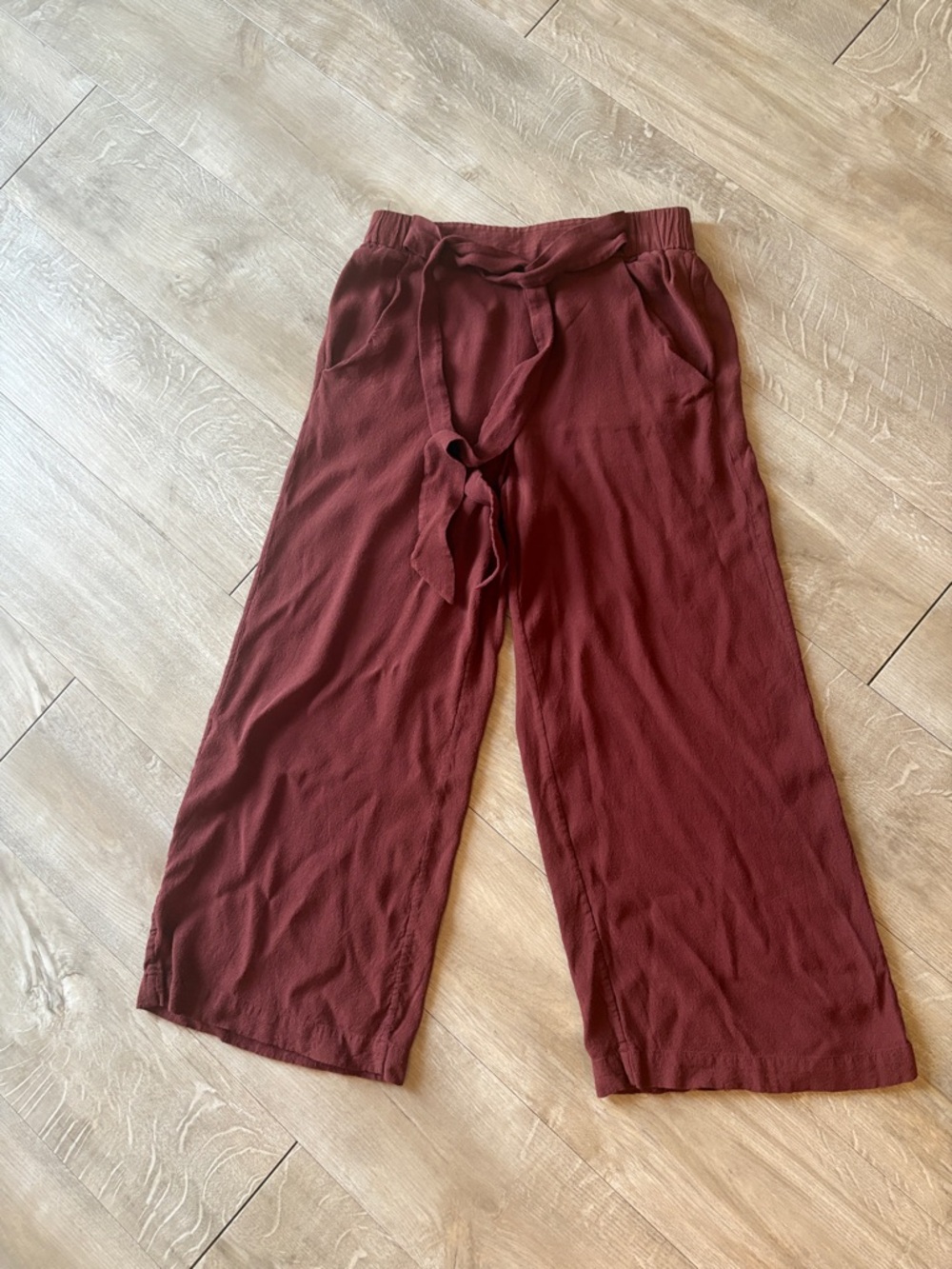 Wilfred Aritzia Wide Leg Cropped Flowy Pants High Waisted In Burgundy